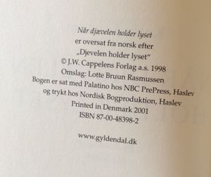 Når djævelen holder lyset