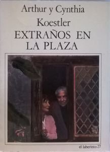 Extraños En La Plaza