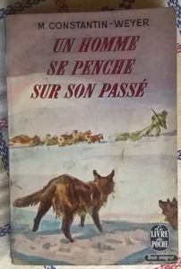 Un Homme Se Penche Sur Son Passé