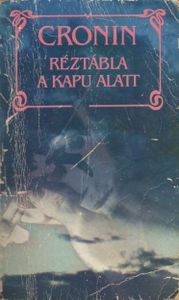 Réztábla a kapu alatt