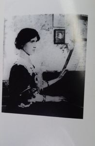 A propósito de un personaje Manolita Piña de Torres Garcia sus trabajos y los saludos