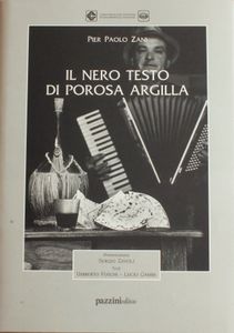 Il nero testo di porosa argilla