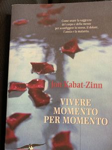 Vivere momento per momento. Come usare la saggezza del corpo e della mente per sconfiggere lo stress, il dolore, l'ansia e la malattia