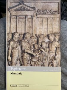 Manuale. Con la versione latina di Angelo Poliziano e la volgarizzazione di Giacomo Leopardi