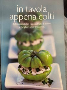 In tavola appena colti. Erbe aromatiche, fragole, frutti di bosco e funghi in oltre 100 ricette