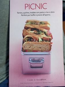 Picnic. Tartine, quiches, insalate con pasta o riso e dolci. Perfetti per buffet e pranzi all'aperto