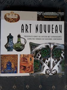 Art Nouveau: Toegepaste kunst bij uitstek met extravagante gewelfde vormen en contouren