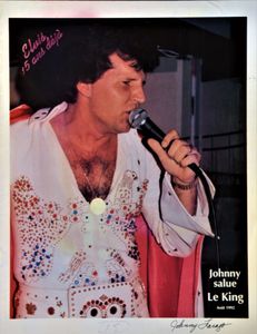 Johnny salue Le King