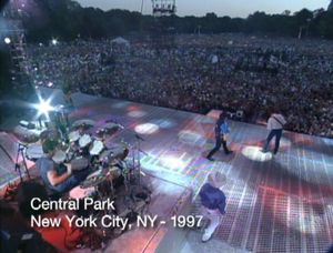 Garth Brooks: Papa Loved Mama (Central Park, New York City, 1997)