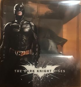 The Dark Knight Rises: [Limited Edition Broken Cowl Box Set]