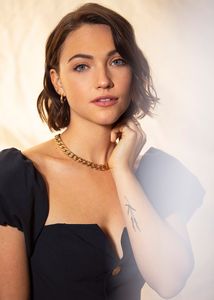 Violett Beane