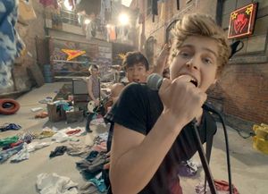 5 Seconds Of Summer: She Looks So Perfect