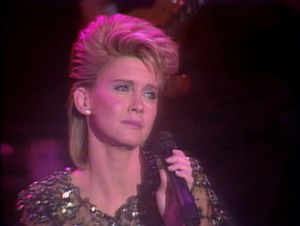 Olivia Newton-John: Please Mr. Please (Live)